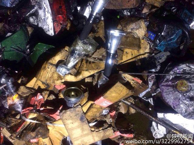 西安長鳴路上一倉庫著火 倉庫內存放大量園林機械